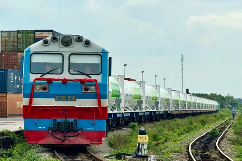 Lần đầu tiên đường sắt chở khí hóa lỏng LNG từ Nam ra Bắc