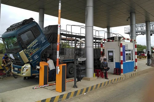 Hai nhân viên trạm thu phí bị hành hung chảy máu đầu