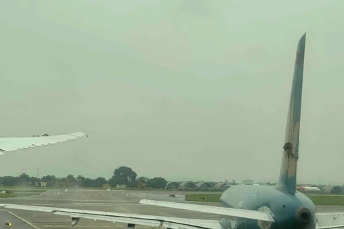 Tạm đình chỉ 4 phi công vụ hai máy bay va chạm tại sân bay Nội Bài