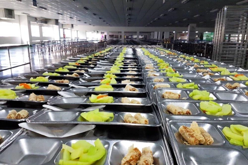 Thực phẩm cho bếp ăn tập thể: Giá rẻ liệu có đảm bảo an toàn?