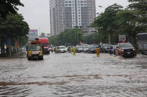 Cần có giải pháp chấm dứt tình trạng ngập úng đường gom Đại lộ Thăng Long
