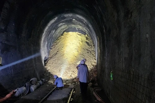 Phải mất thêm 1 tuần nữa mới thông được hầm đường sắt Đèo Cả