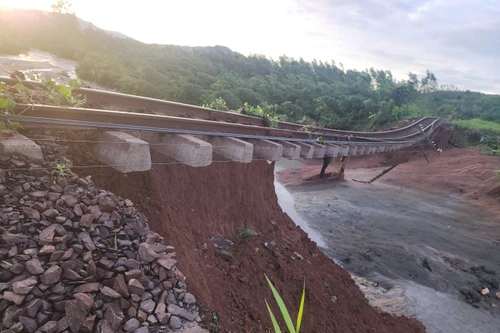 Đường sắt qua Đắk Lắk bị bão số 13 "cuốn" trơ ray, phải chuyển tải khách bằng ô tô