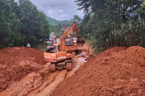 Phương tiện không di chuyển qua đèo Lò Xo và đường La Sơn- Hoà Liên do sạt lở rình rập