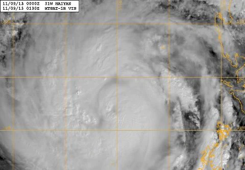 Siêu bão HaiYan tràn vào biển Đông