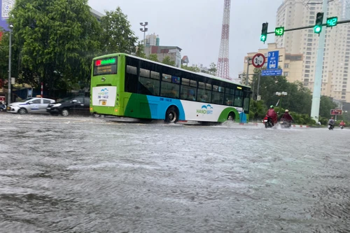 Nhiều tuyến phố ngập nước trong trận mưa lớn kéo dài do bão số 2