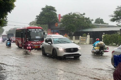 Mưa giông xối xả ở Bắc bộ còn kéo dài bao lâu?