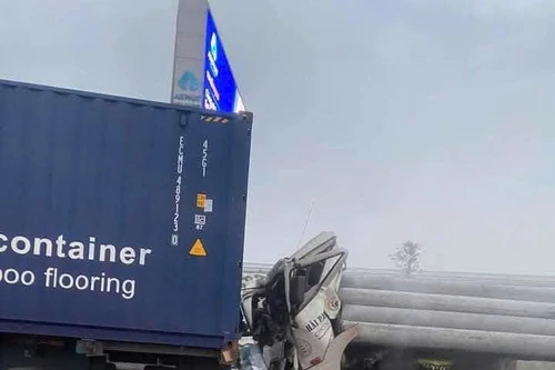 Tai nạn liên hoàn giữa 3 xe đầu kéo và xe tải, lái xe tử vong trong cabin