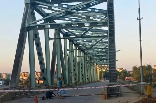Trụ cầu Yên Bái bị xói sâu, cấm toàn bộ phương tiện lưu thông