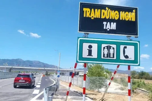 Trạm dừng nghỉ tạm trên cao tốc tạm bợ, quá tải, yêu cầu chấn chỉnh