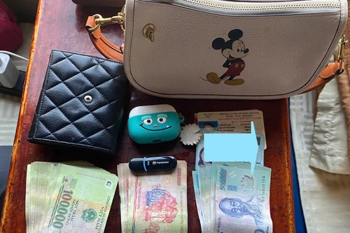 Khách đi tàu đãng trí bỏ quên túi xách nhiều tiền mặt