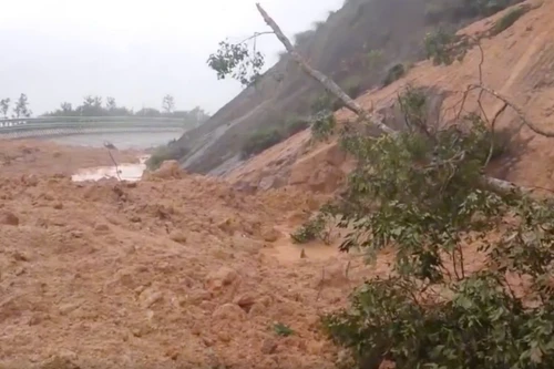 Nổ mìn phá tảng đá trăm tấn, đèo Khánh Lê dự kiến thông xe chiều nay