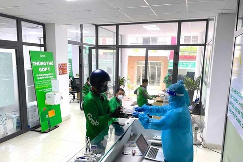 Grab tích cực phát bộ xét nghiệm Covid-19 miễn phí cho đối tác tài xế tại TP.HCM