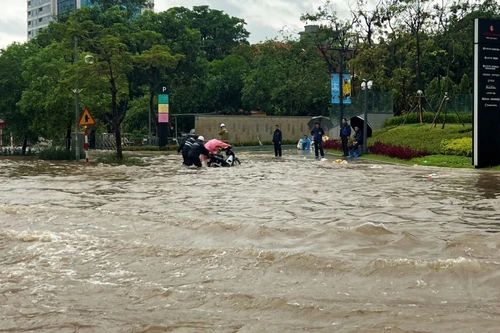 Vì sao Hà Nội liên tục ngập như sông sau mỗi trận mưa lớn?