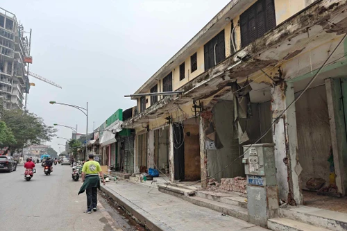 Phá dỡ toàn bộ loạt kios chuyên bán đồ quân tư trang "nhái" để cải tạo