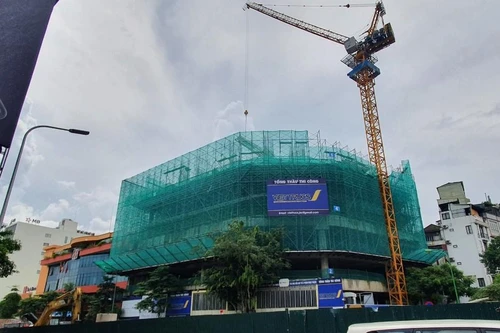 Chung cư số 2 Phạm Ngọc Thạch thi công ẩu, trục cẩu khối thép nặng lơ lửng trên dòng phương tiện
