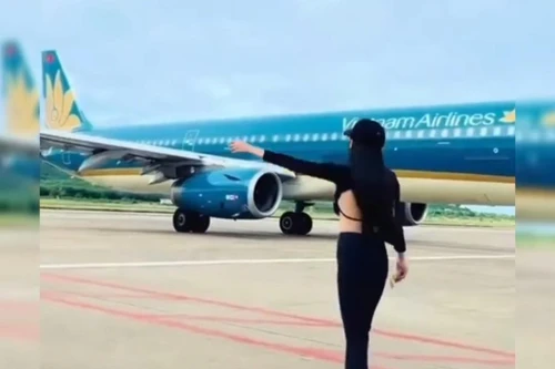 Nữ hành khách tung tăng chụp ảnh gần máy bay đang lăn bị cấm bay 6 tháng