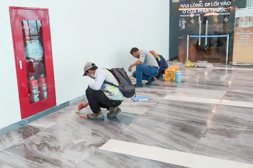 Sàn lát đá nhà ga T3- Tân Sơn Nhất vênh, lem nhem, chủ đầu tư nói gì?