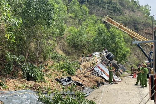 Xe tải chở dưa hấu vào cua bị lật khiến 4 người chết