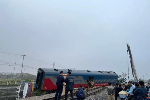 Tàu SE4 va chạm xe tải chở nặng khiến lật đầu máy, đường sắt chưa rõ thời gian thông tuyến trở lại