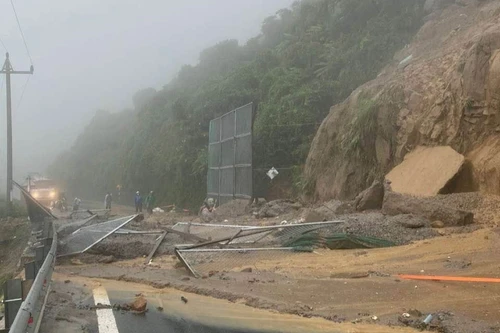 Đà Nẵng ngập trong biển nước, hàng trăm người phải sơ tán, đèo Hải Vân tạm đóng do sạt lở