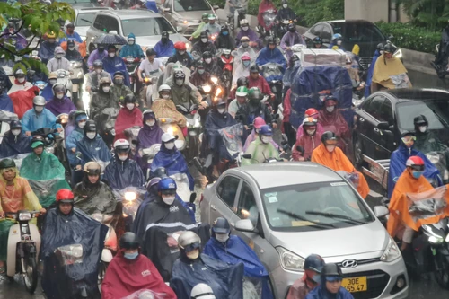 Mưa trắng trời, nhiều tuyến phố Hà Nội rơi cảnh ùn tắc