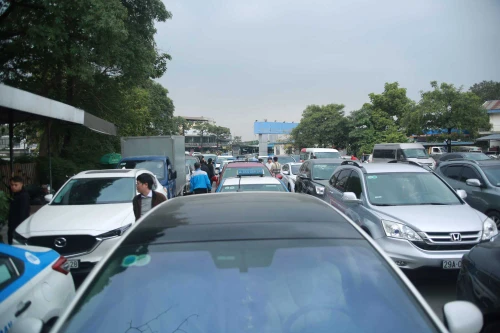 Hà Nội: Lái xe xếp hàng dài ngao ngán chờ “khám xe”