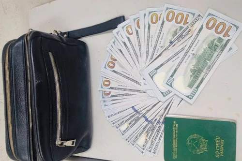 Nhân viên xe đẩy “nhặt” được chiếc ví có 200 triệu đồng ở sân bay Nội Bài