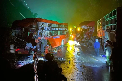 Xe đầu kéo đối đầu xe khách trên quốc lộ 2 trong đêm khiến 7 người thương vong