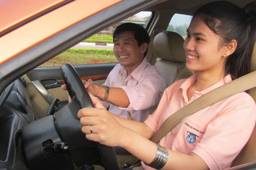 Đề xuất hạ tiêu chuẩn giáo viên dạy lái xe chỉ cần có bằng THPT 