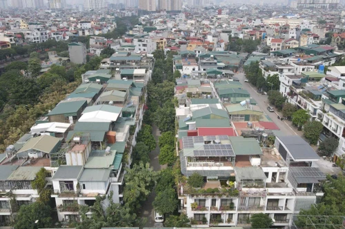 Hàng trăm biệt thự liền kề ở khu đô thị Ao Sào "bị dột", phải lợp thêm mái tôn, đeo chuồng cọp...