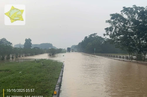 Nước lũ tràn vào cao tốc Hà Nội- Thái Nguyên ngập sâu, xe dưới 9 chỗ không di chuyển qua