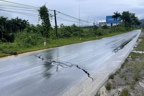 Quốc lộ 2 qua Hà Giang xuất hiện vết nứt lớn sau mưa kéo dài