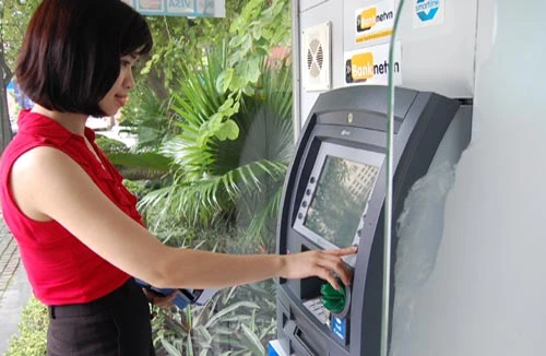 Hỗ trợ người thu nhập thấp sử dụng thẻ ATM