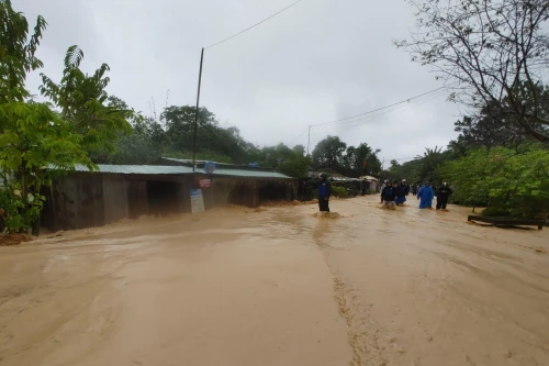 Miền Trung ngổn ngang sau bão số 4, mưa dị thường đang đổ xuống nhiều nơi