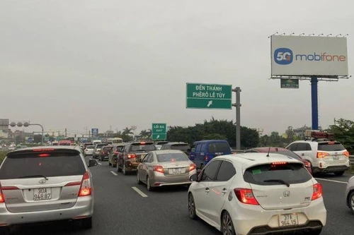 Dòng người ùn ùn trở lại Thủ đô sau kỳ nghỉ Tết, nhiều trạm BOT cửa ngõ phải xả