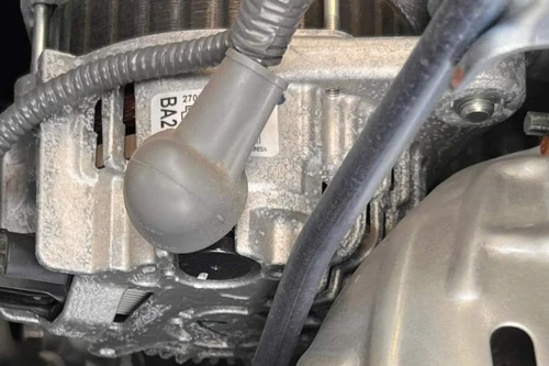 Người dùng Toyota Yaris Cross lo ngại vì xe mới "toanh" nhưng vỏ máy phát bị sùi, rỗ 