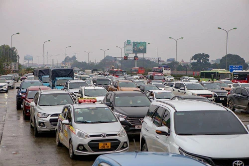 Cước taxi, xe công nghệ bất động trước đà lao dốc của giá xăng