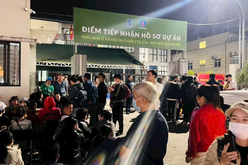 Người dân xếp hàng, chen lấn nộp hồ sơ mua nhà ở xã hội, yêu cầu sớm chấn chỉnh