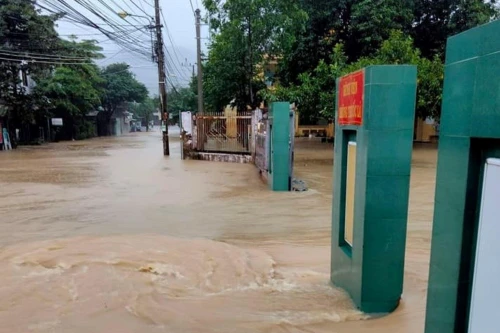 Trung bộ mưa cực lớn, nhiều nơi cô lập, 2 người bị lũ cuốn trôi