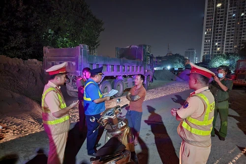 Xe “hổ vồ” nghi chở quá tải, che biển số cố tình bỏ chạy khi bị kiểm tra