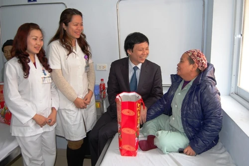 Đồng chí Hồ Quang Lợi chúc tết bệnh nhân BV Ung bướu Hà Nội