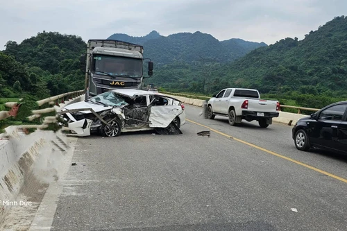 Xe con, xe tải "đối đầu", một xe văng xuống suối làm 1 người chết