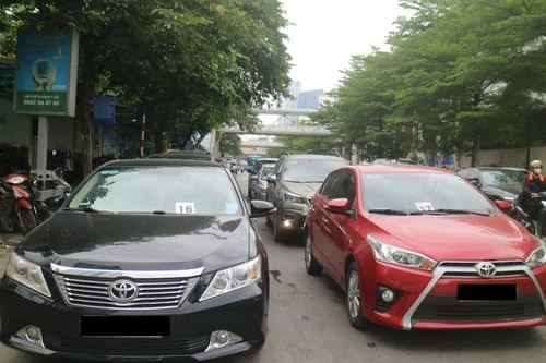 Phương tiện ùn ùn xếp hàng đi đăng kiểm, nguyên do vì đâu?