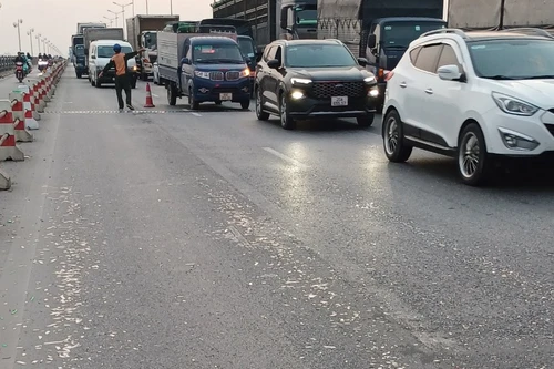 Mảnh kim loại, lưỡi dao dọc giấy trên cầu Thanh Trì là do bị rơi vãi