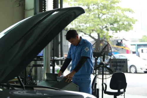 Đã chấn chỉnh việc trung tâm đăng kiểm yêu cầu chủ xe ký cam kết khi khám xe