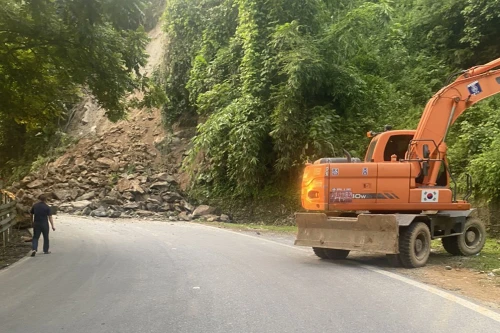 Quốc lộ 4D đi Sa Pa bị ách tắc do sạt lở
