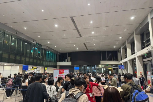 Sân bay Tân Sơn Nhất vẫn "nóng bỏng" ngày mùng 7 Tết Ất Tỵ