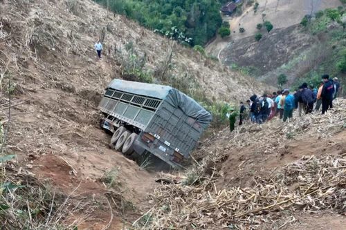 Xe đầu kéo qua đèo Chẹn mất lái lao xuống vực, 2 người tử vong