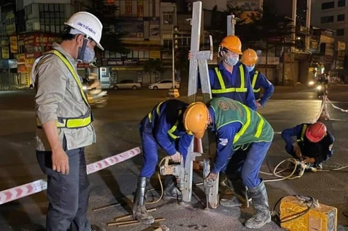 Đóng nút giao Tố Hữu-Lê Văn Lương thi công hầm chui, phương tiện phải đi vòng